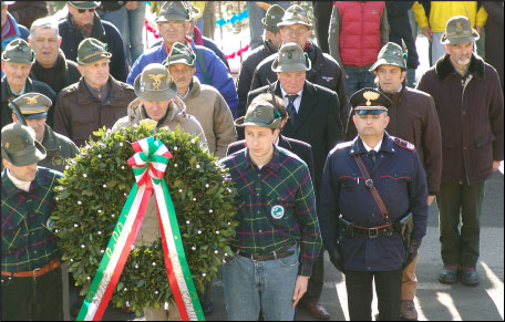 Deposizione corona al monumento dei caduti
