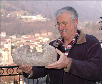 Rota Elio con la scultura della Famiglia unita