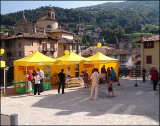 Stand nella piazzetta nel comune