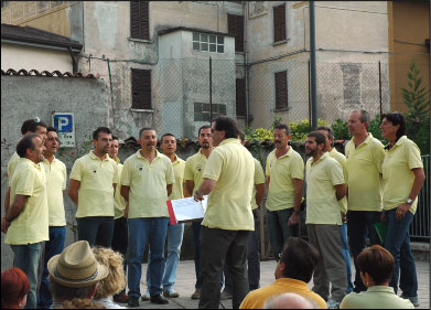Esibizione del Coro Figli di Nessuno