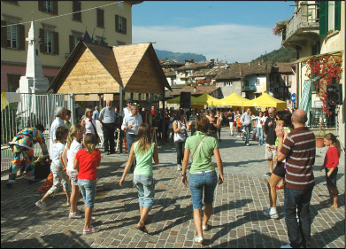 Espositori in piazzetta del Comune