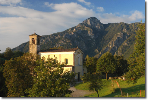 La chiesa della Pianca, sullo sfondo il Monte Sornadello