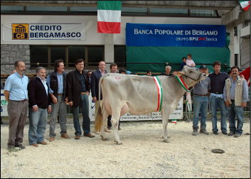 La Regina in posa con le autorit