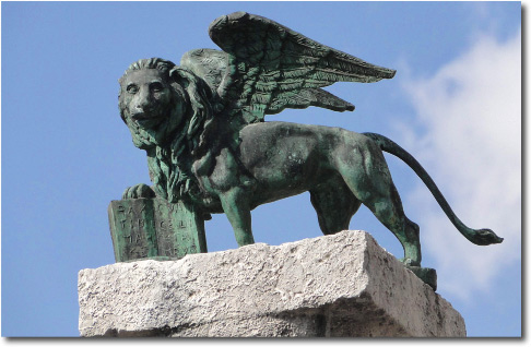 Colonna di pietra con in cima il simbolo della Serenissima, il Leone di San Marco
