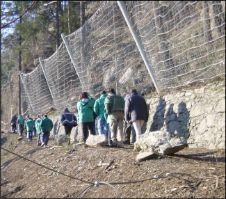 I Volontari verso l'ingresso della Grotta