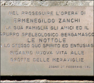 Targa all'ingresso delle Grotte